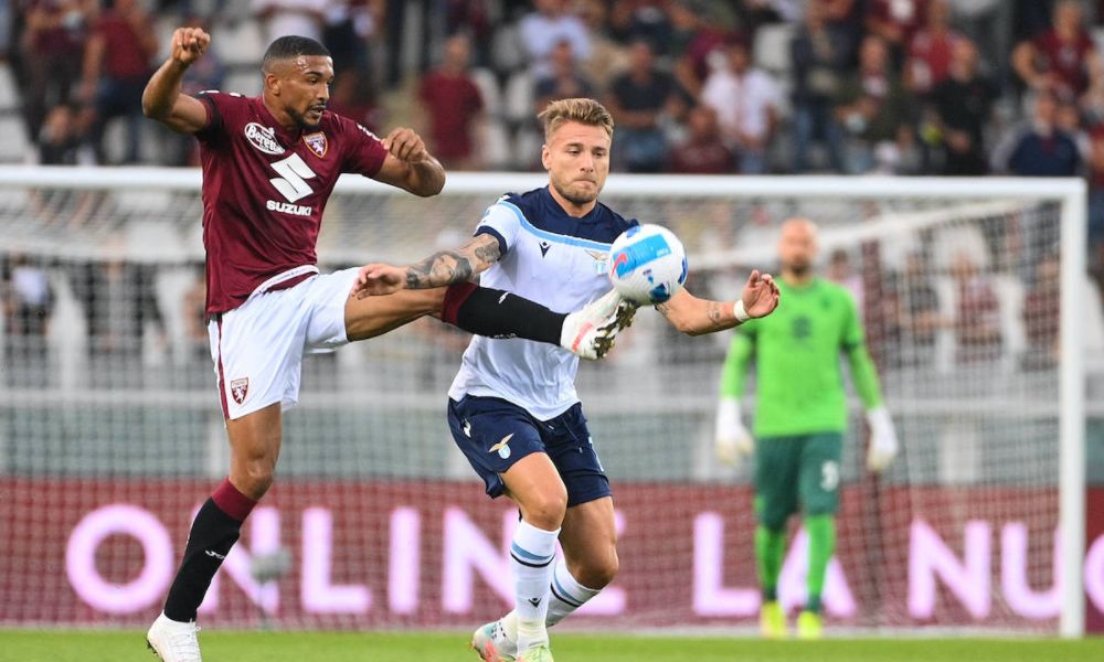 Cầu thủ Roma và Lazio thể hiện quyết tâm trước đối thủ